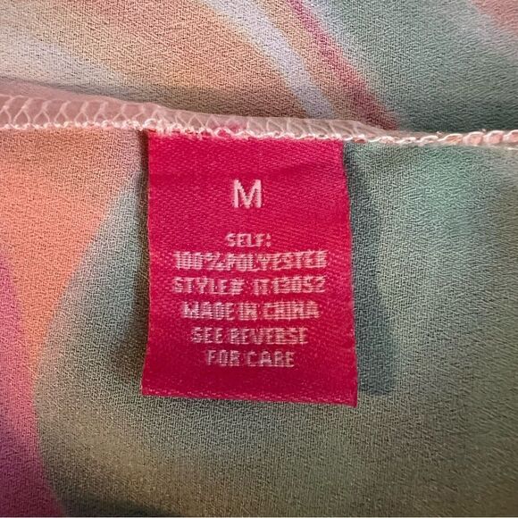 Flying Tomato Womens M Send A Postcard Woven Top
NWOT - Picture 10 of 10